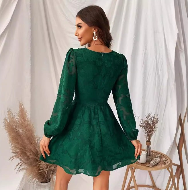 Elegantní dámské šaty s krajkovými detaily - Úzký pas a dlouhé průhledné rukávy