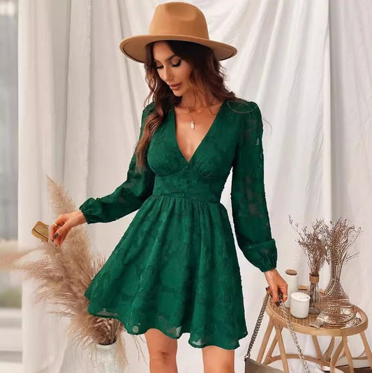 Elegantní dámské šaty s krajkovými detaily - Úzký pas a dlouhé průhledné rukávy