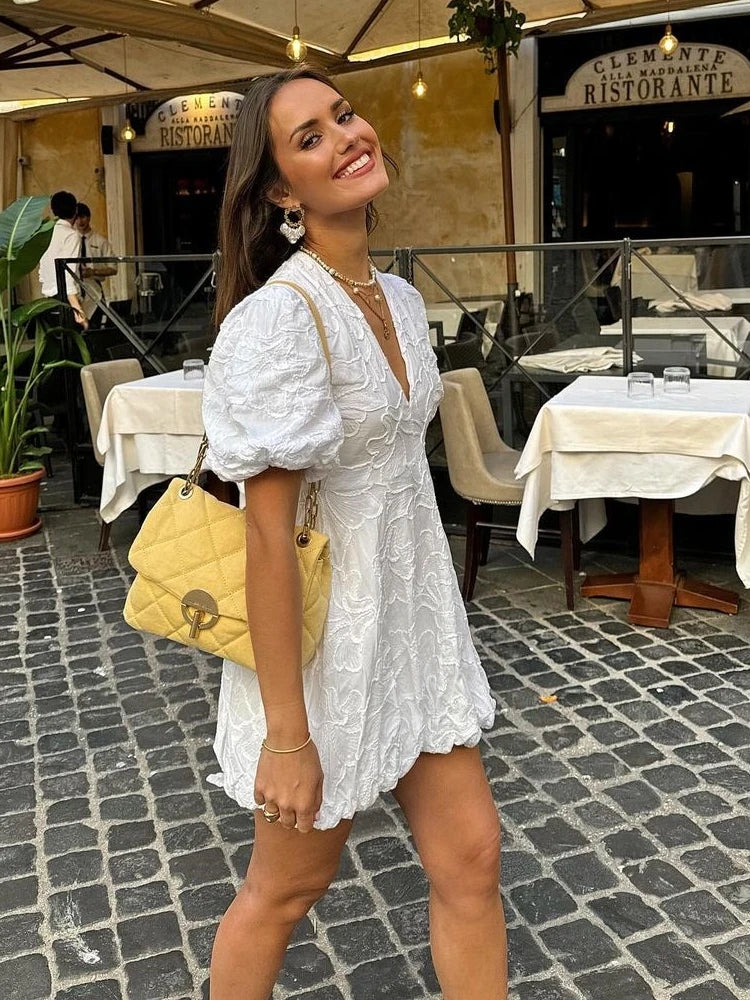 Dámské šaty s hlubokým V výstřihem