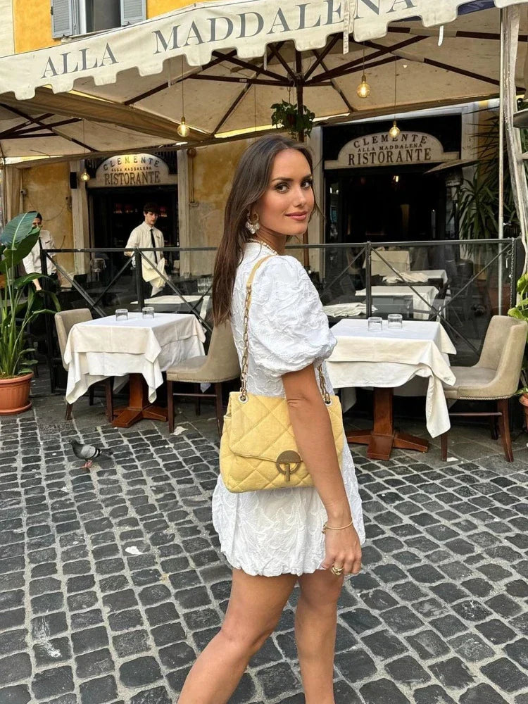 Dámské šaty s hlubokým V výstřihem