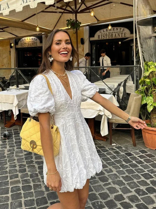 Dámské šaty s hlubokým V výstřihem