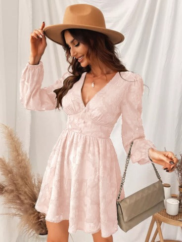 Elegantní dámské šaty s krajkovými detaily - Úzký pas a dlouhé průhledné rukávy